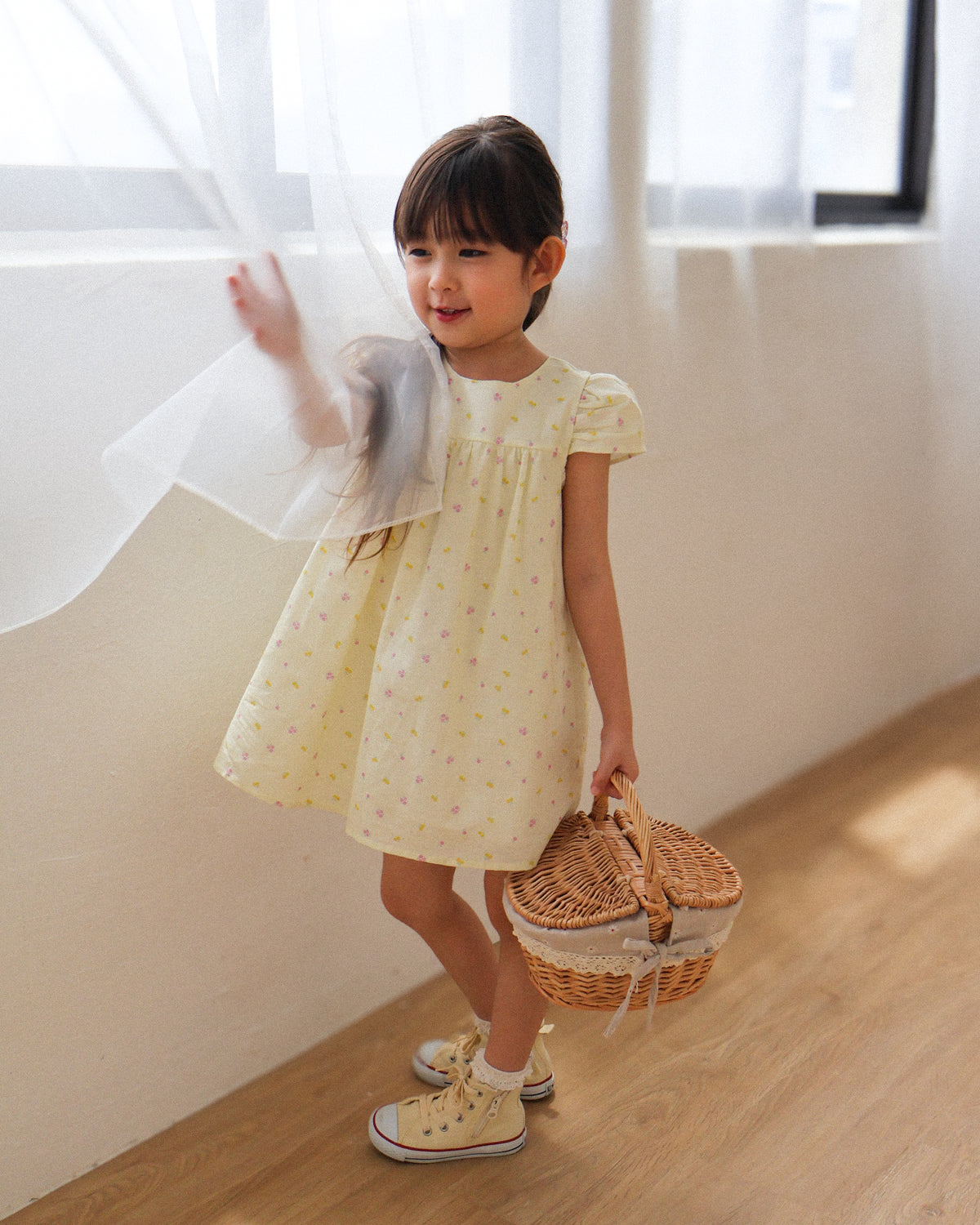 Puff-sleeve dress in yellow