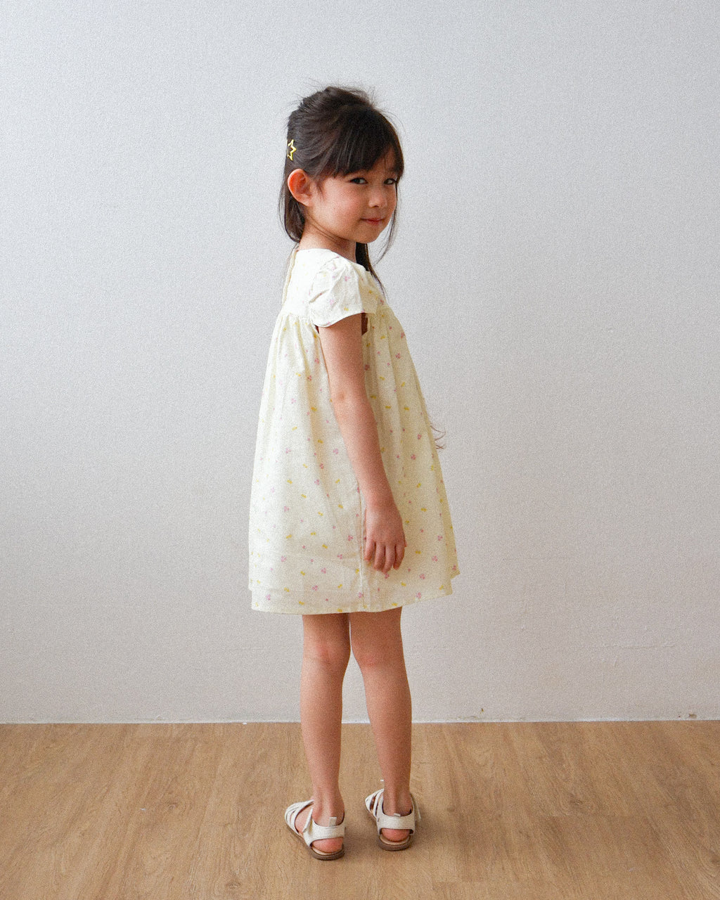 Puff-sleeve dress in yellow