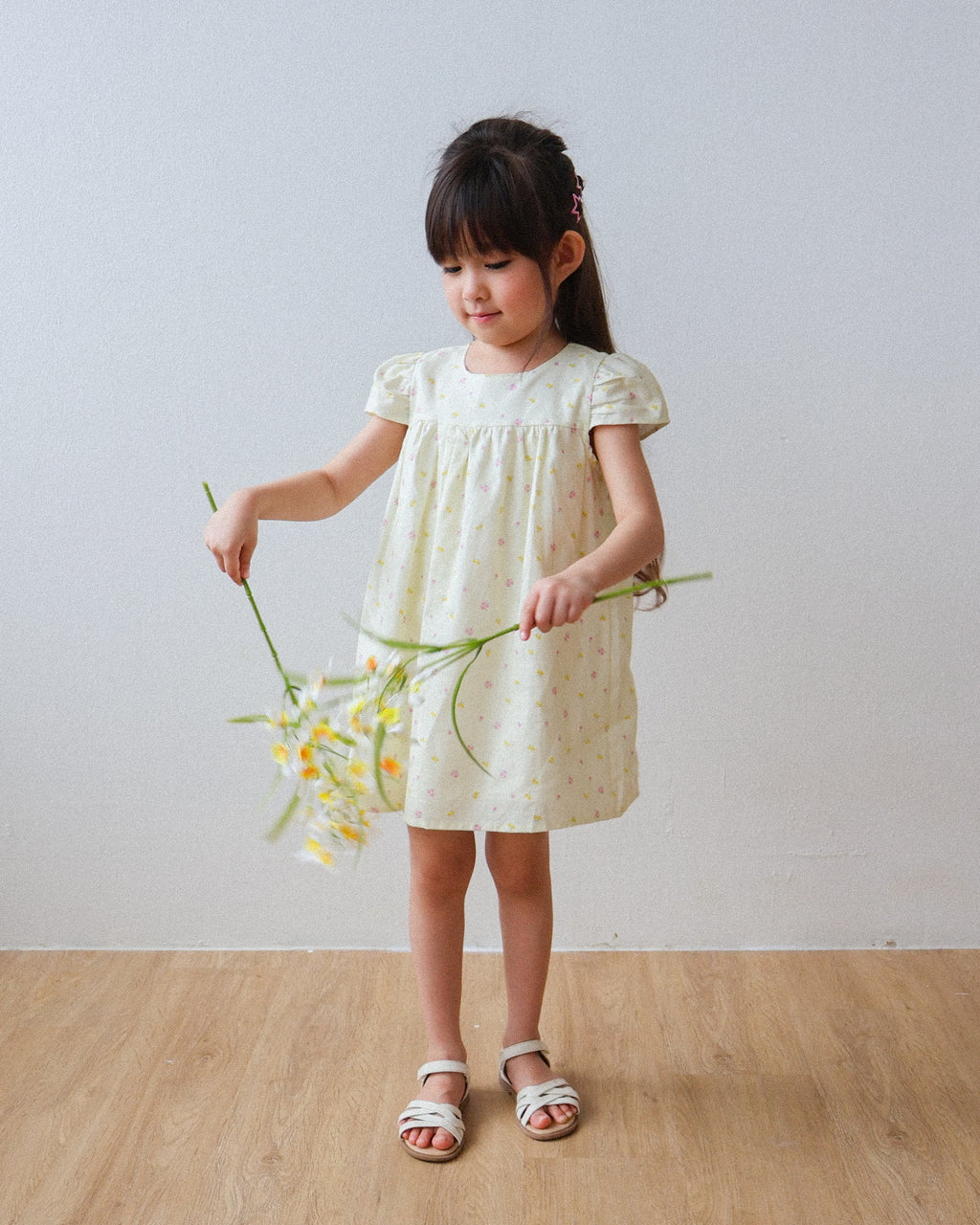 Puff-sleeve dress in yellow