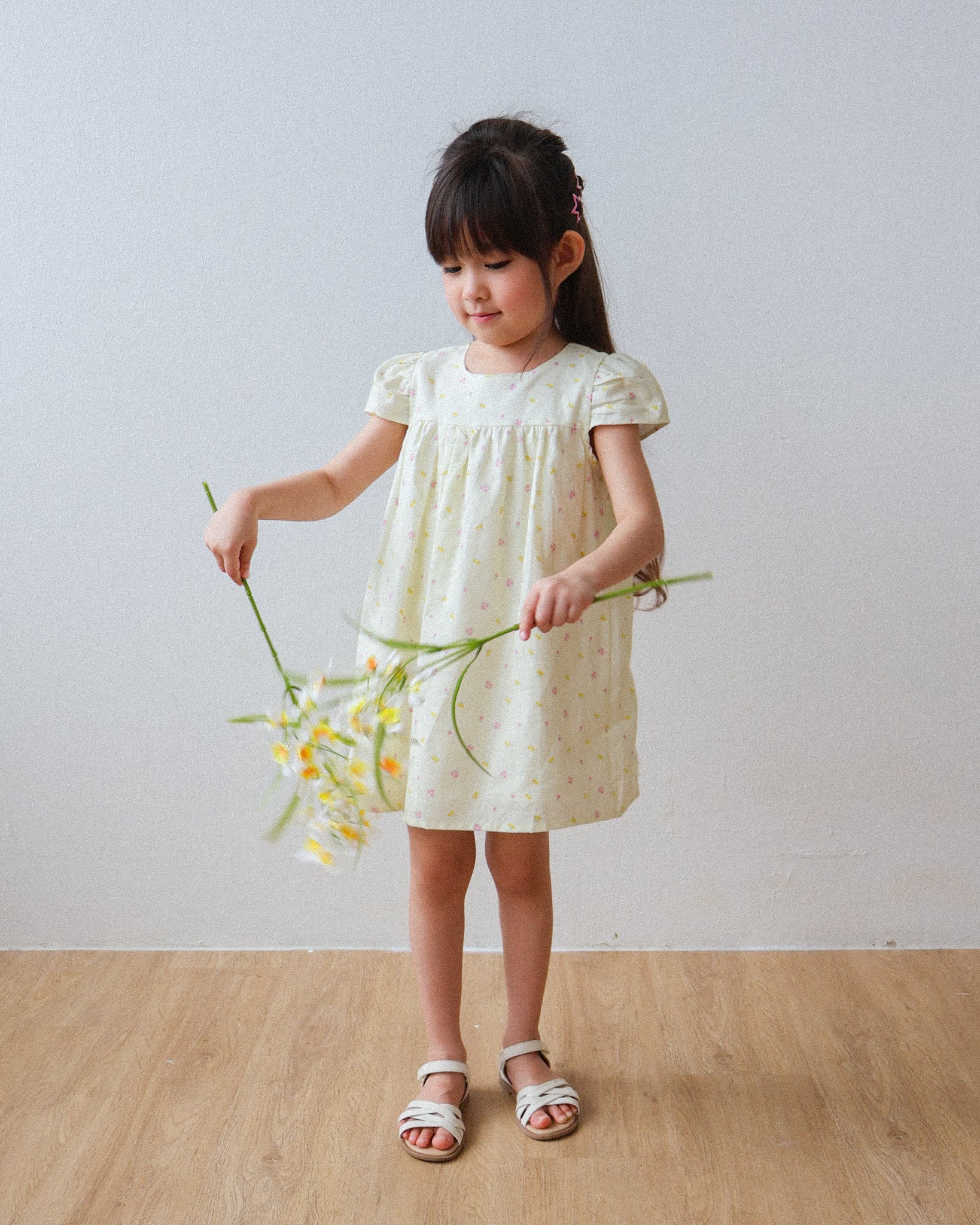 Puff-sleeve dress in yellow