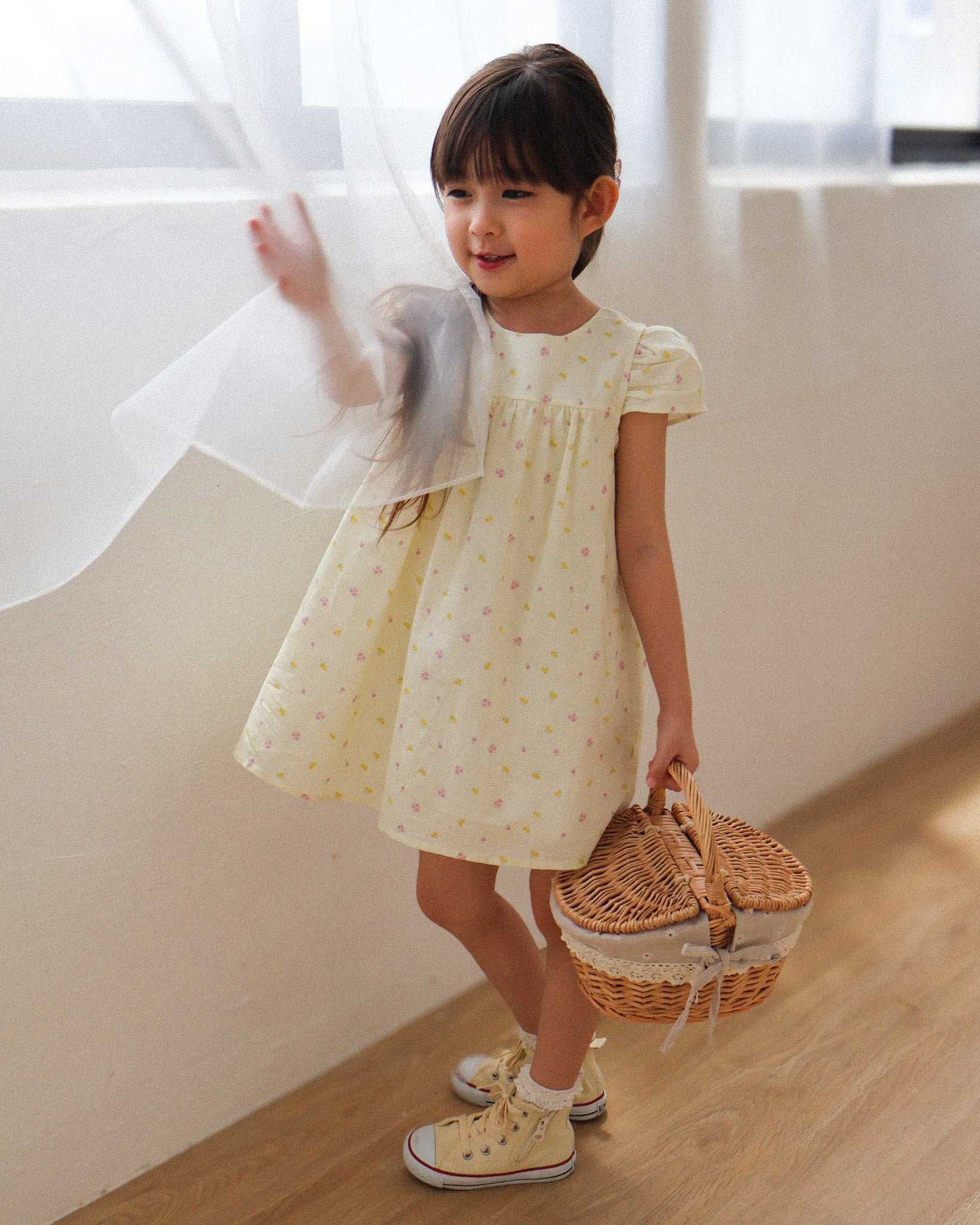 Puff-sleeve dress in yellow