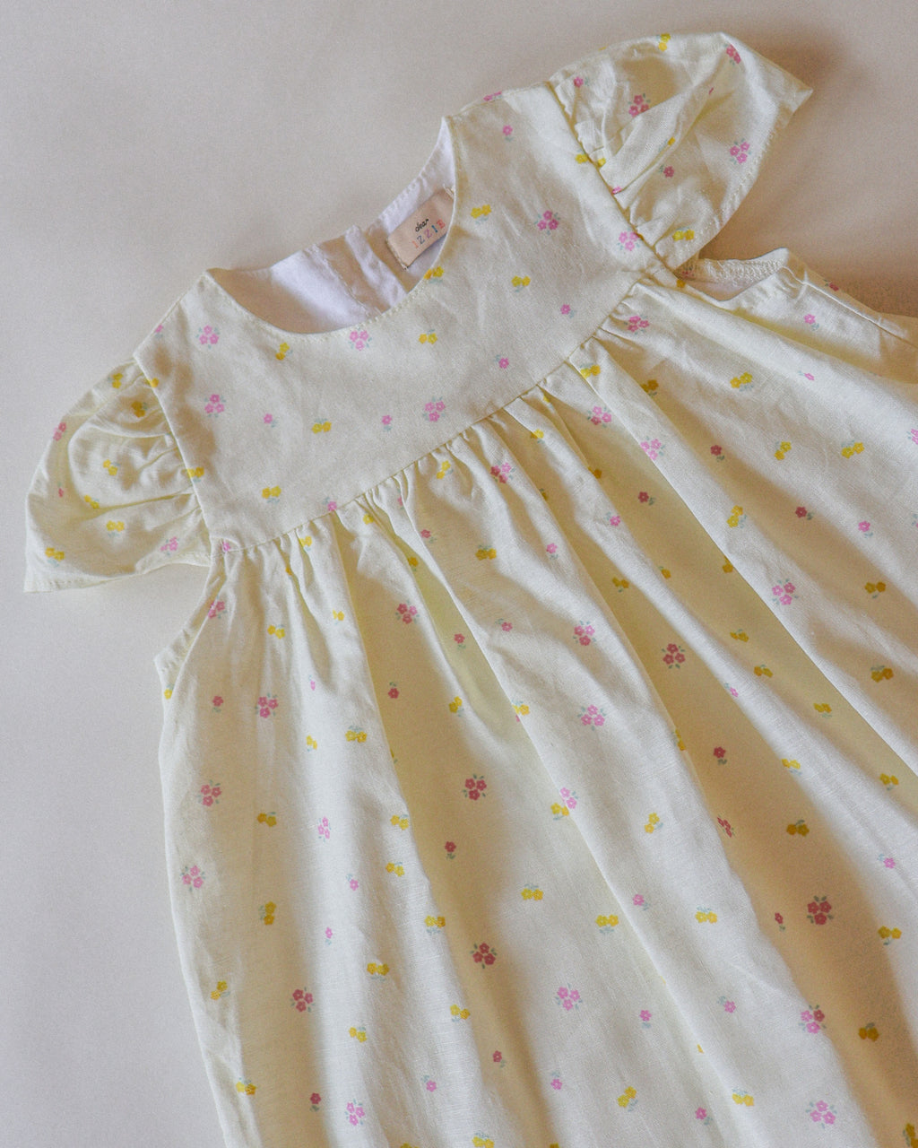 Puff-sleeve dress in yellow